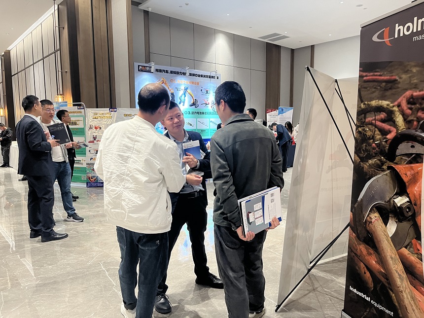 邦立重機(jī)抓料機(jī)交流現(xiàn)場(chǎng).jpg 邦立重機(jī)抓料機(jī)交流現(xiàn)場(chǎng).jpg